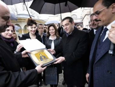Με γεμάτα τα χέρια έφυγαν από τη Χάλκη Τσίπρας και Μπαζιάνα – Τί τους δώρισαν